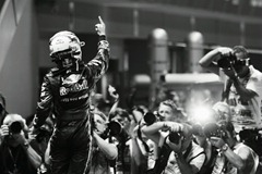 Sebastian_Vettel-F1_GP_Singapore_2011-R-01