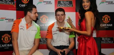 Adrian_Sutil-and-Paul_di_Resta-with-actress_Sarah_Jane_Dias.jpg