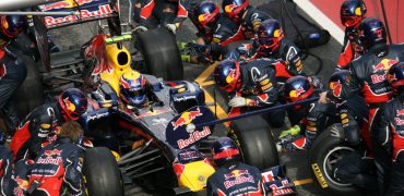 Red_Bull-PitCrew-Mark_Webber.jpg