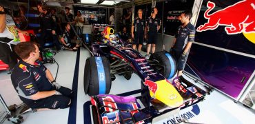 Sebastian_Vettel-Red_Bull-Garage.jpg