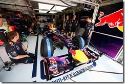 Sebastian_Vettel-Red_Bull-Garage