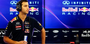 Daniel_Ricciardo-RBR-Garage.jpg