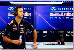 Daniel_Ricciardo-RBR-Garage