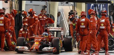 Fernando_Alonso-Bahrain-2014-PitStop.jpg