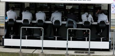 McLaren-Mercedes-Pitwall-Chinese_GP-2014.jpg