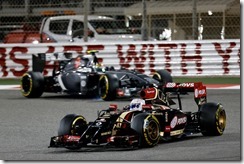 Bahrain International Circuit, Sakhir, Bahrain.
Sunday 6 April 2014.
Romain Grosjean, Lotus E22 Renault, leads Esteban Gutierrez, Sauber C33 Ferrari.
Photo: Alastair Staley/Lotus F1 Team.
ref: Digital Image _R6T3733