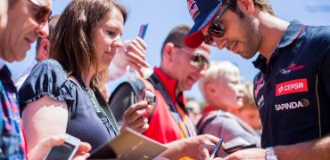 Jean-Eric-Vergne-Signing_Autographs_on-Champs-Elysees.jpg