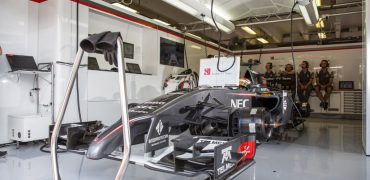 Sauber_F1_Team-Garage-Hungarian_GP-2014.jpg