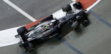 Kevin_Magnussen-Singapore_GP-2014-R01.jpg