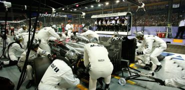 McLaren-PitStop-Singapore_GP-2014.jpg