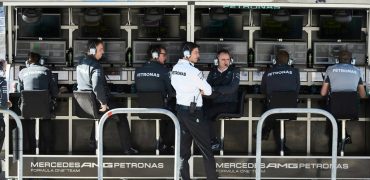 Mercedes_AMG_Petronas-Pitwall-Austin.jpg