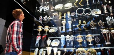 Sebastian_Vettel-F1_Trophies.jpg